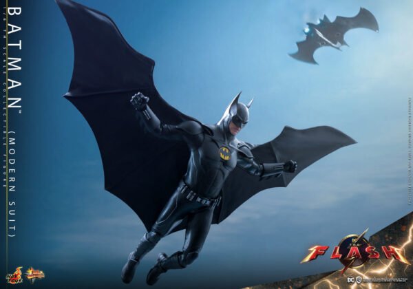 HOT TOYS 1/6 MMS712 BATMAN MODERN SUIT - Image 7