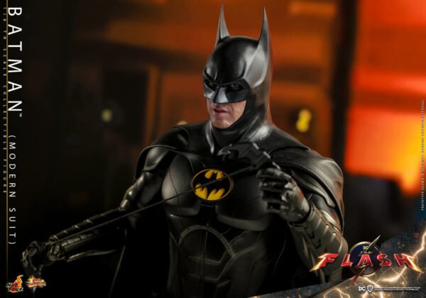 HOT TOYS 1/6 MMS712 BATMAN MODERN SUIT - Image 8