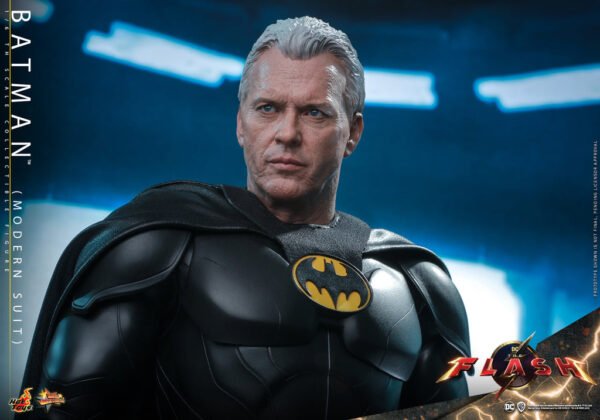 HOT TOYS 1/6 MMS712 BATMAN MODERN SUIT - Image 4