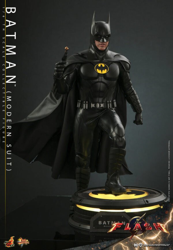 HOT TOYS 1/6 MMS712 BATMAN MODERN SUIT - Image 3