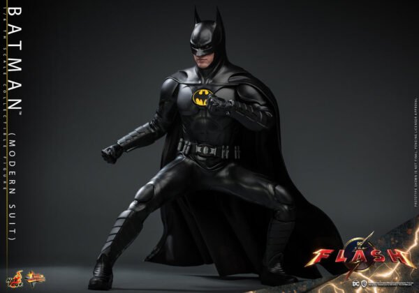 HOT TOYS 1/6 MMS712 BATMAN MODERN SUIT - Image 6